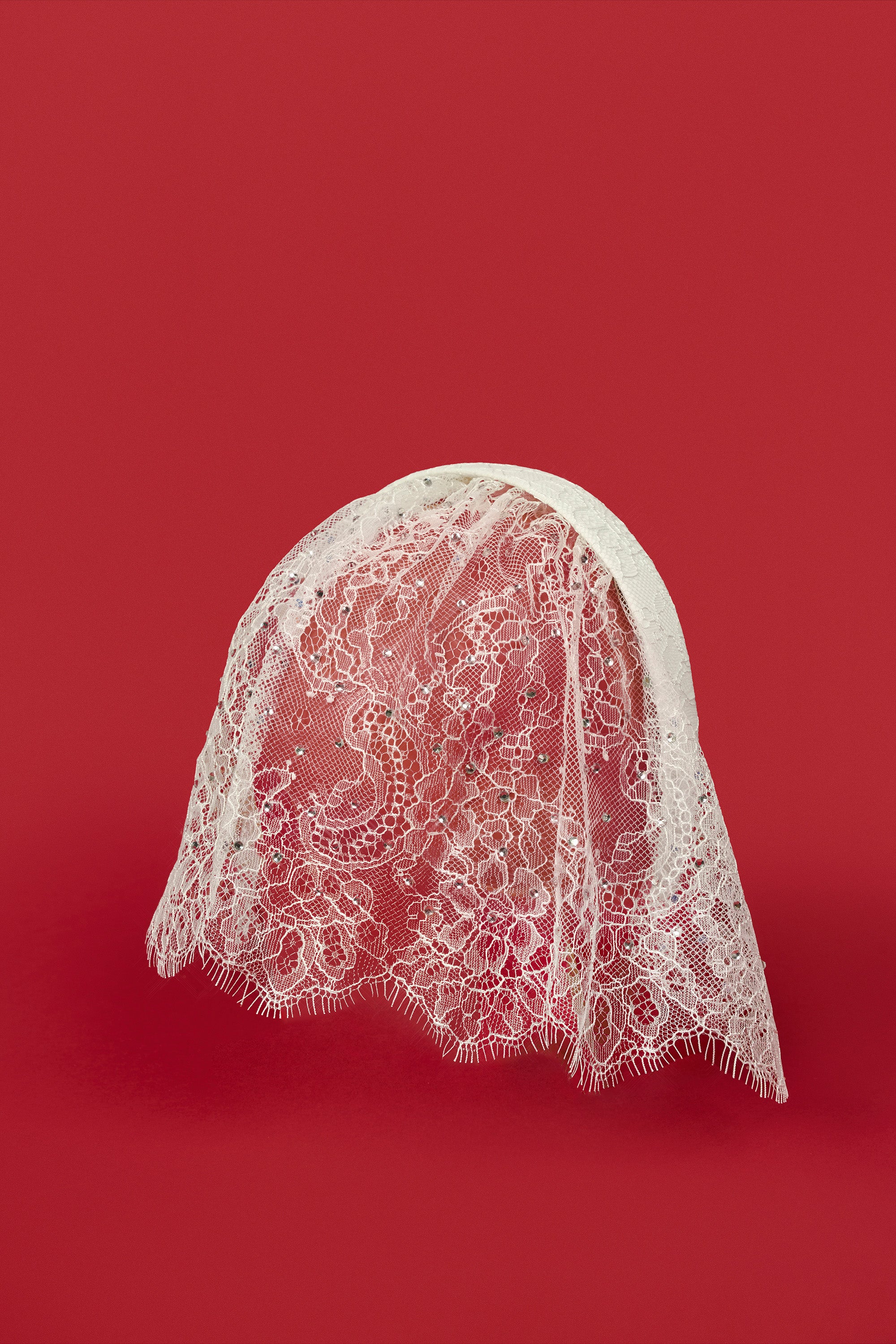 Clara Lace Veil Headband in White - Image 2
