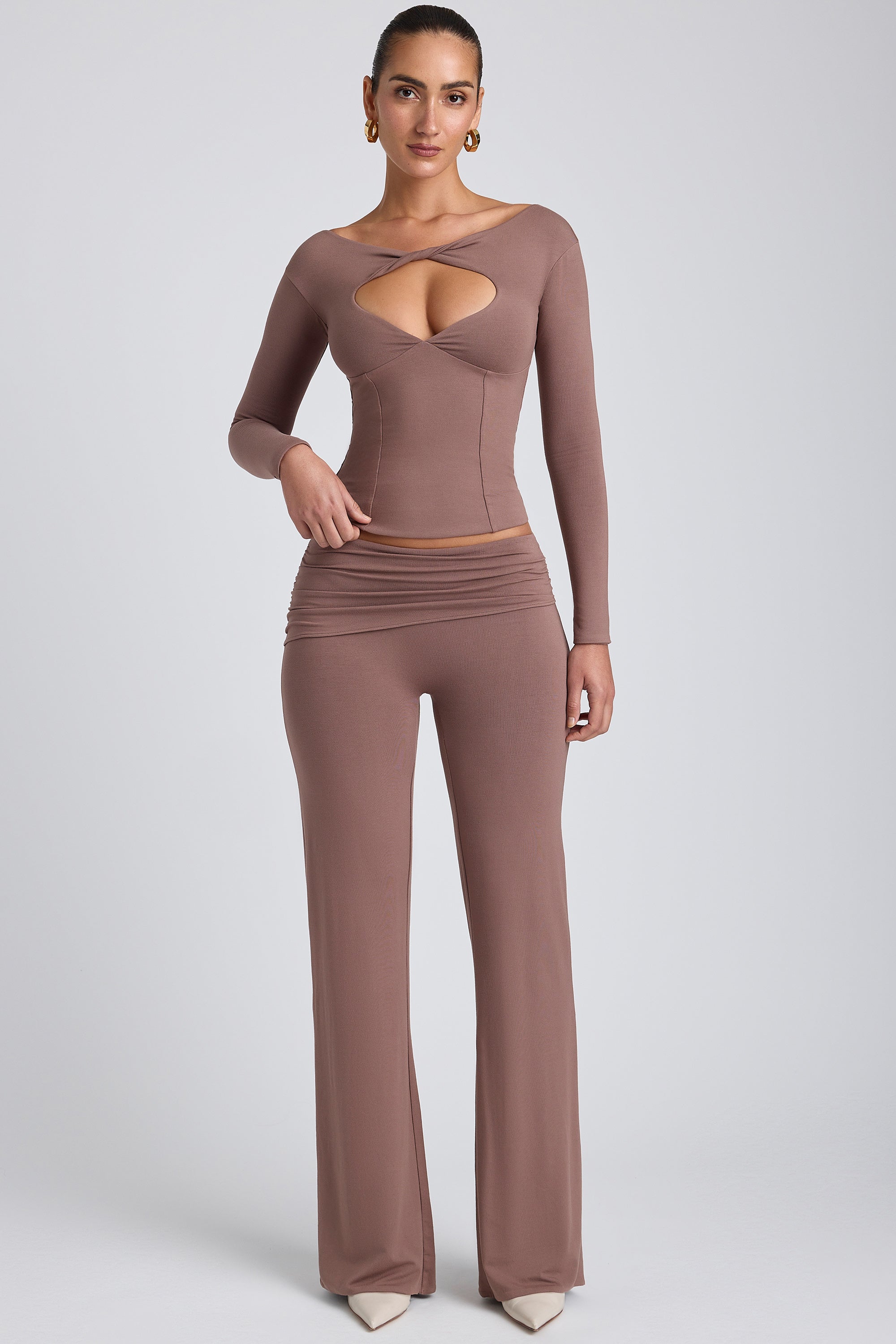 Hollis Mid-Rise Straight-Leg Trousers in Taupe - Image 4