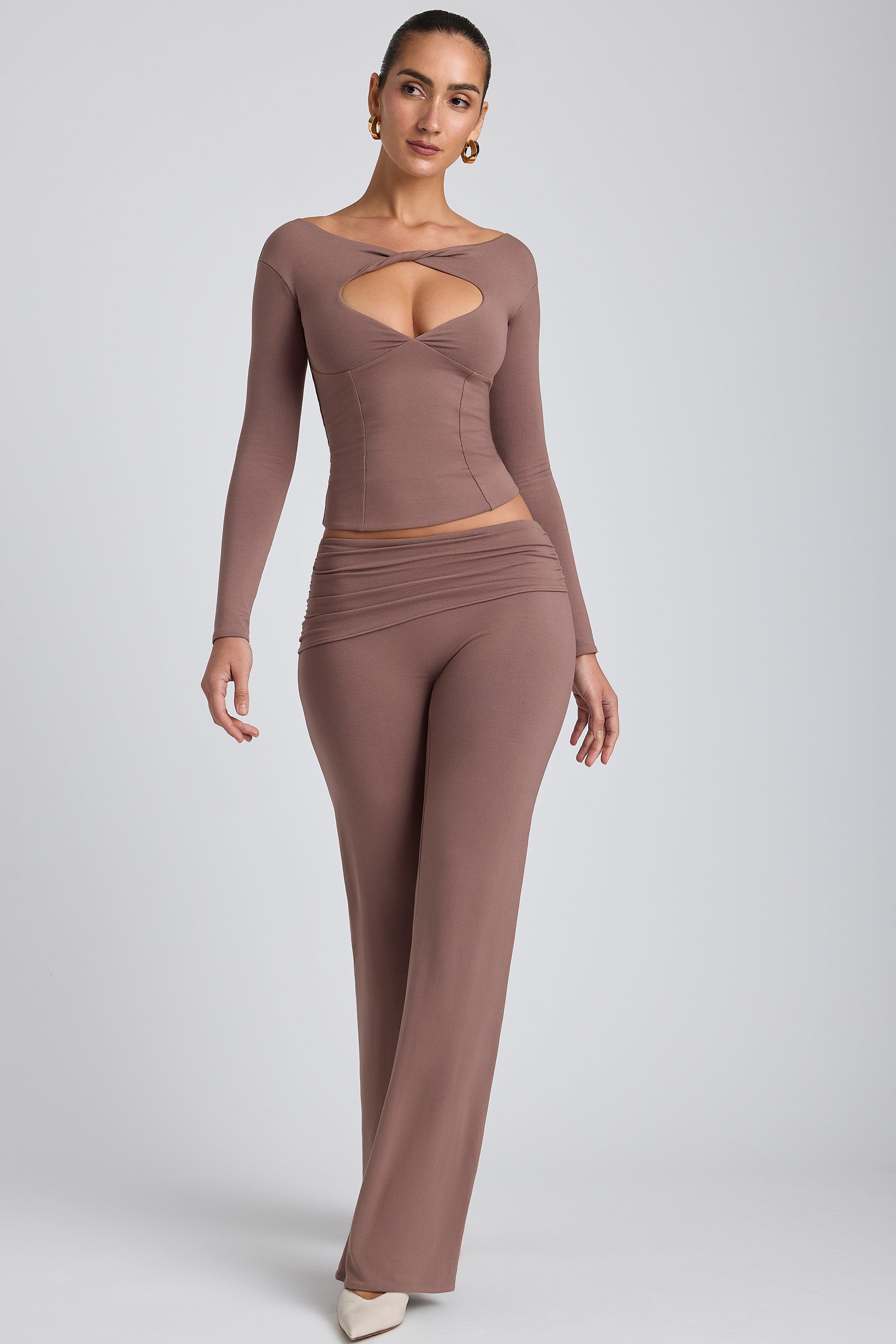 Hollis Mid-Rise Straight-Leg Trousers in Taupe - Image 5