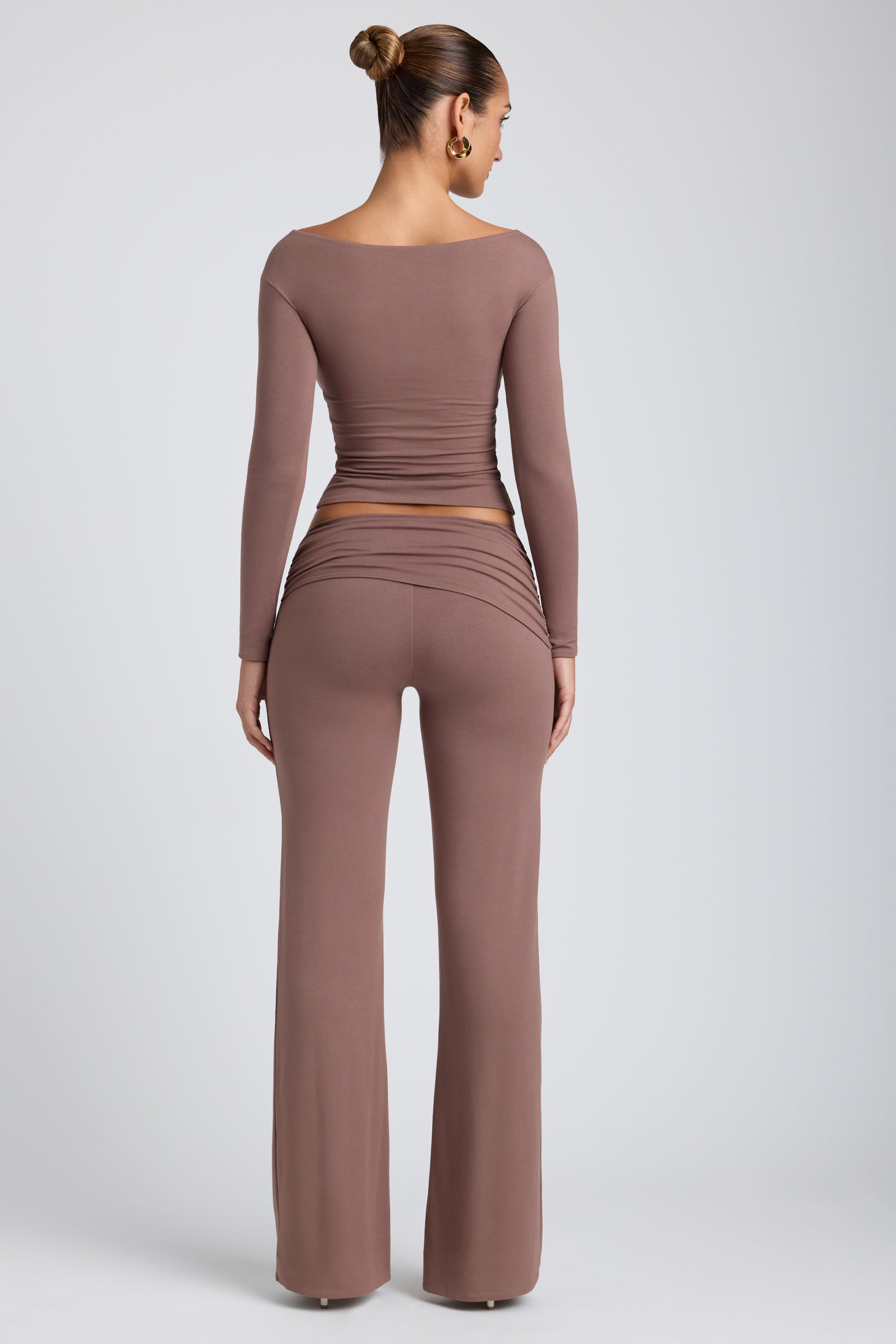 Naim Twist-Front Long-Sleeve Crop Top in Taupe - Image 8