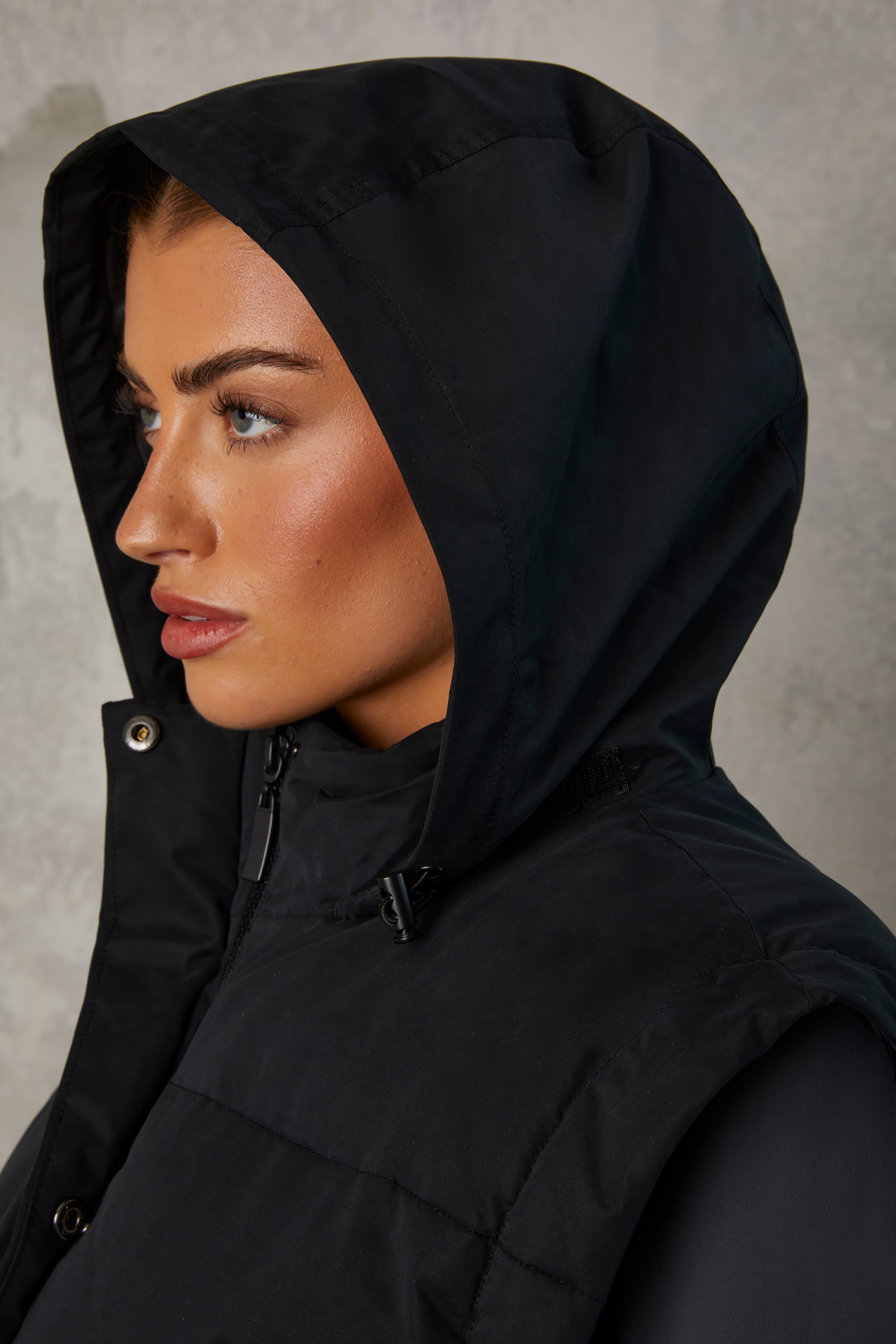 Essential Cropped Puffer Jacket with Detachable Sleeves in Black - Image 5