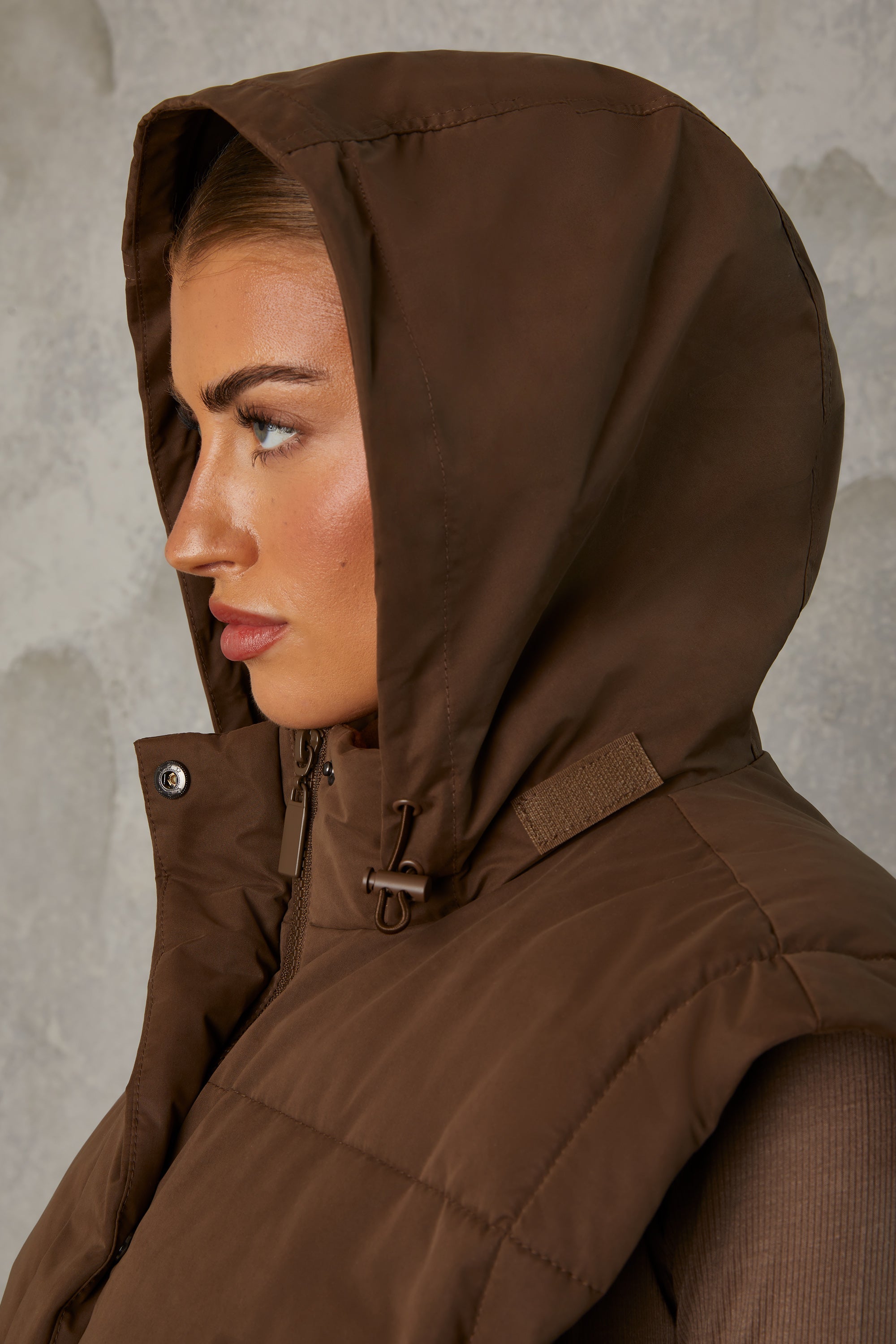 Essential Cropped Puffer Jacket with Detachable Sleeves in Cocoa Brown - Image 4