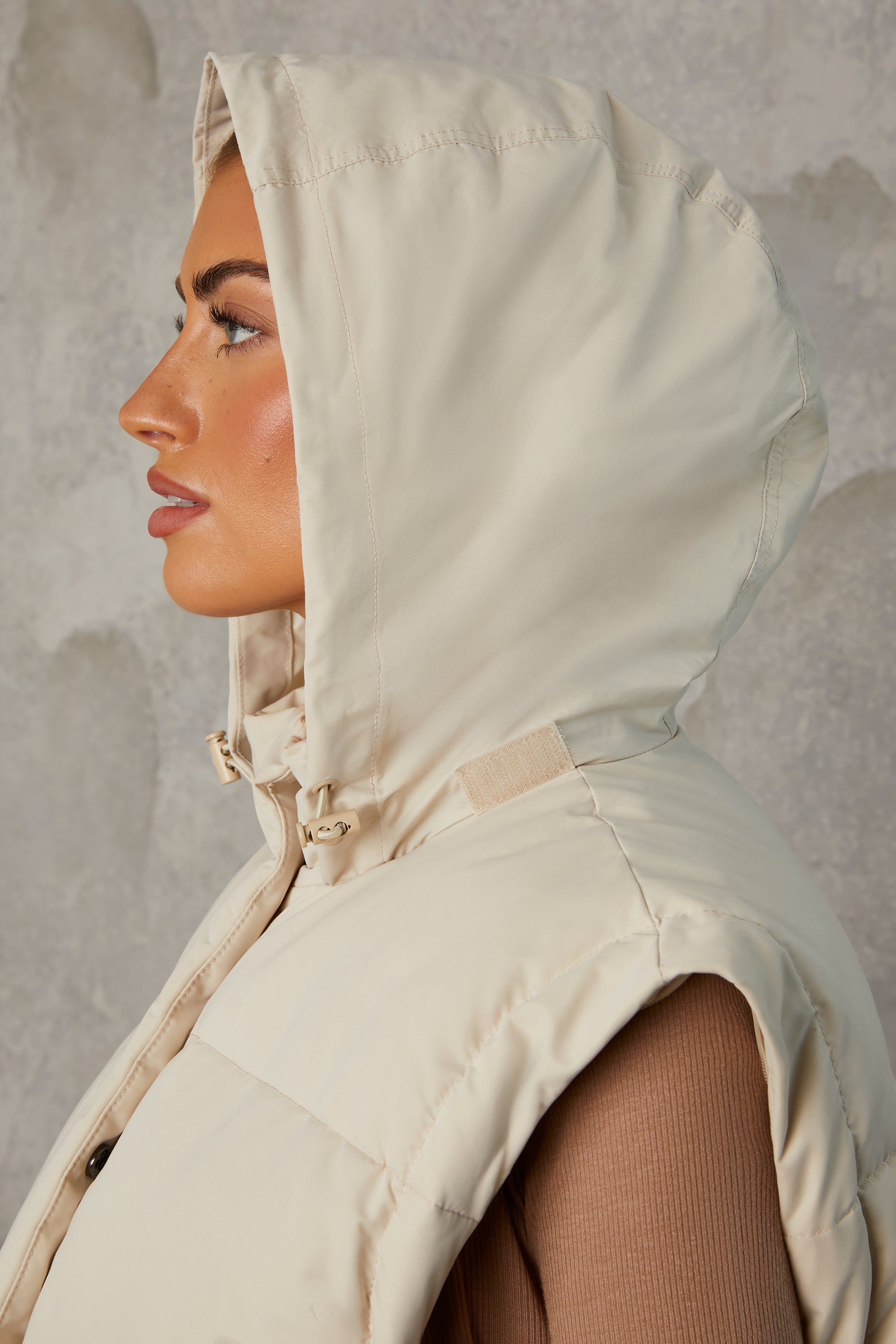 Essential Cropped Puffer Jacket with Detachable Sleeves in Sand - Image 4