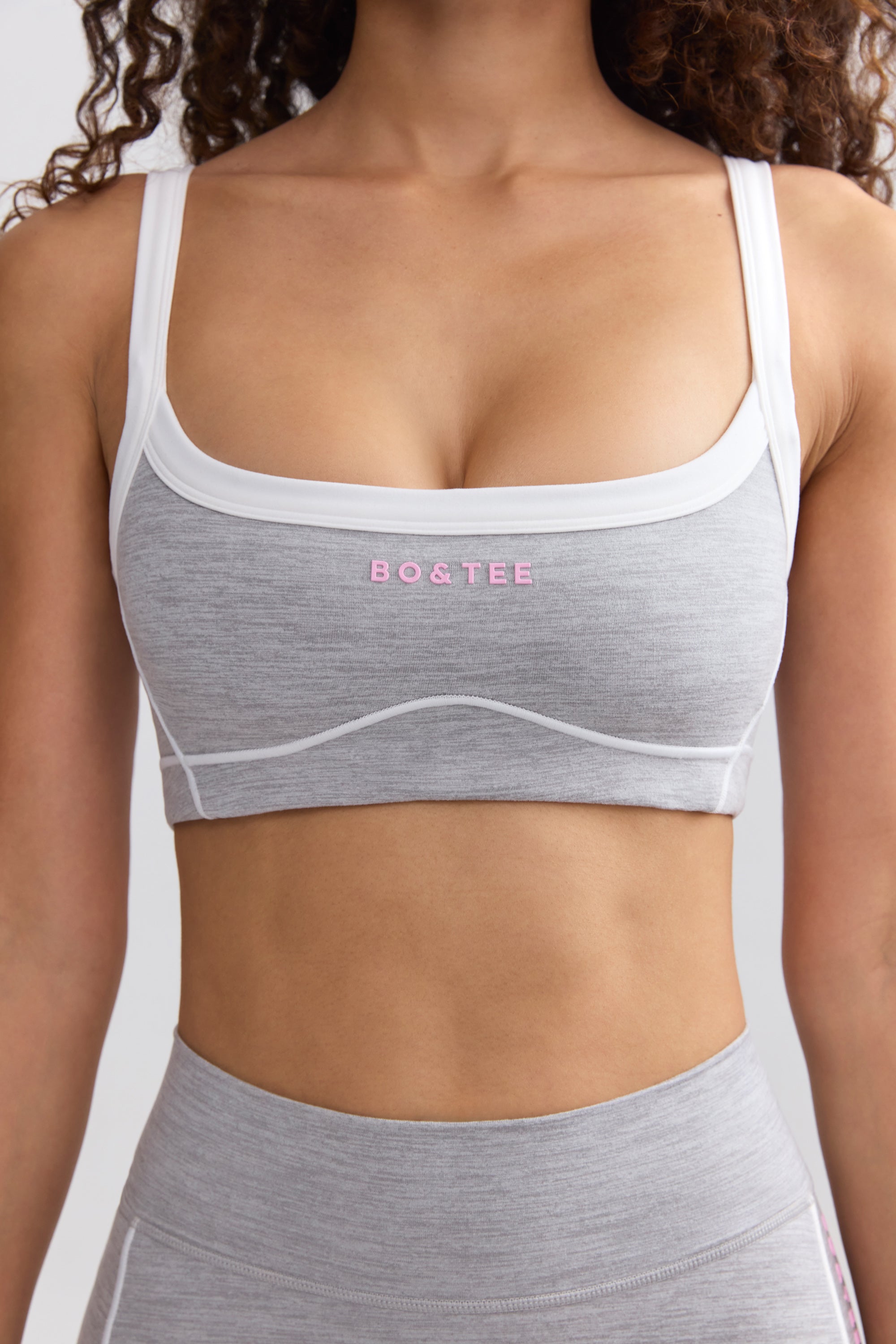 Soft Active Contrast-Trim Sports Bra in Ice Grey - Image 4