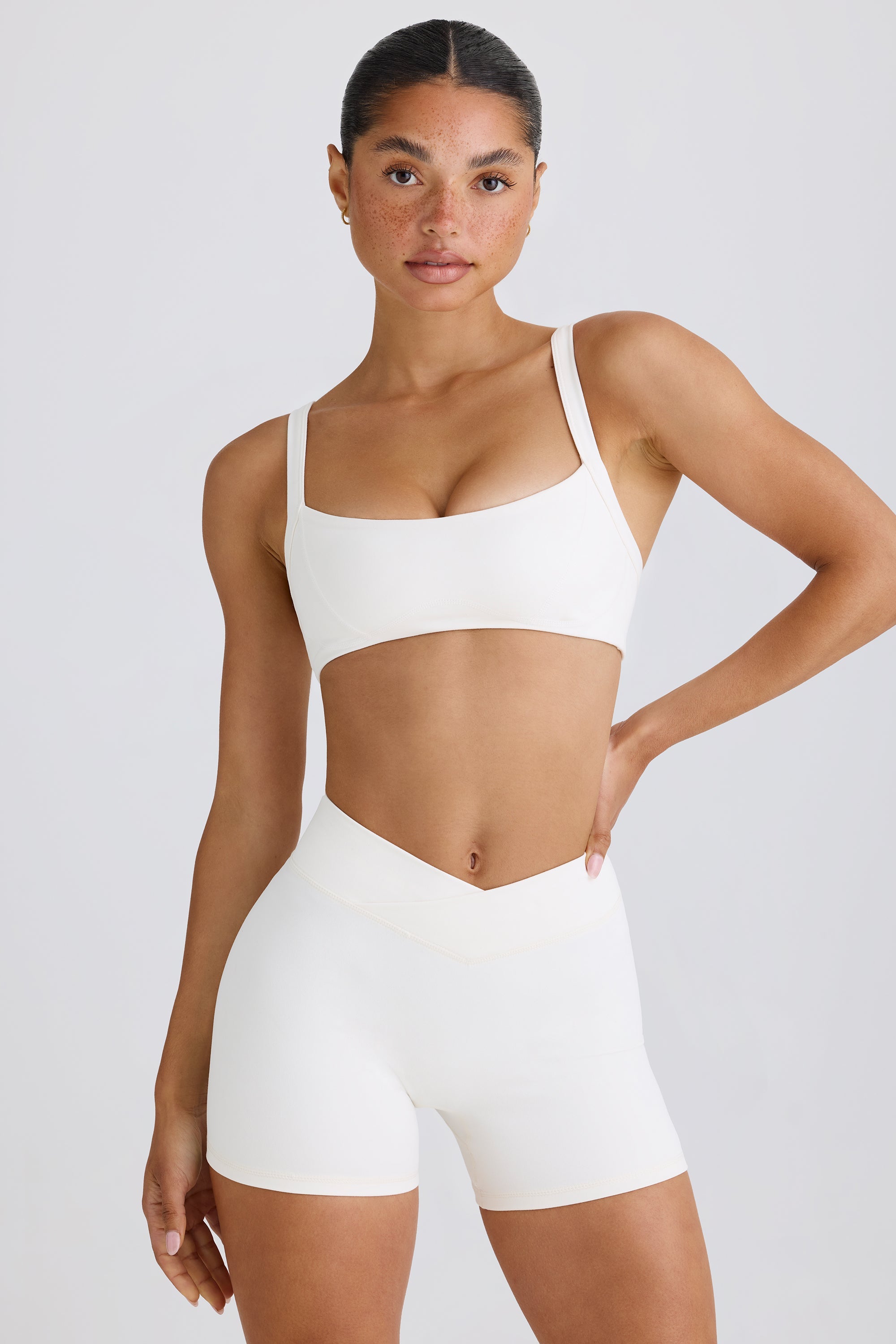 Jet Set Soft Active Contrast-Trim Sports Bra in White - Image 6