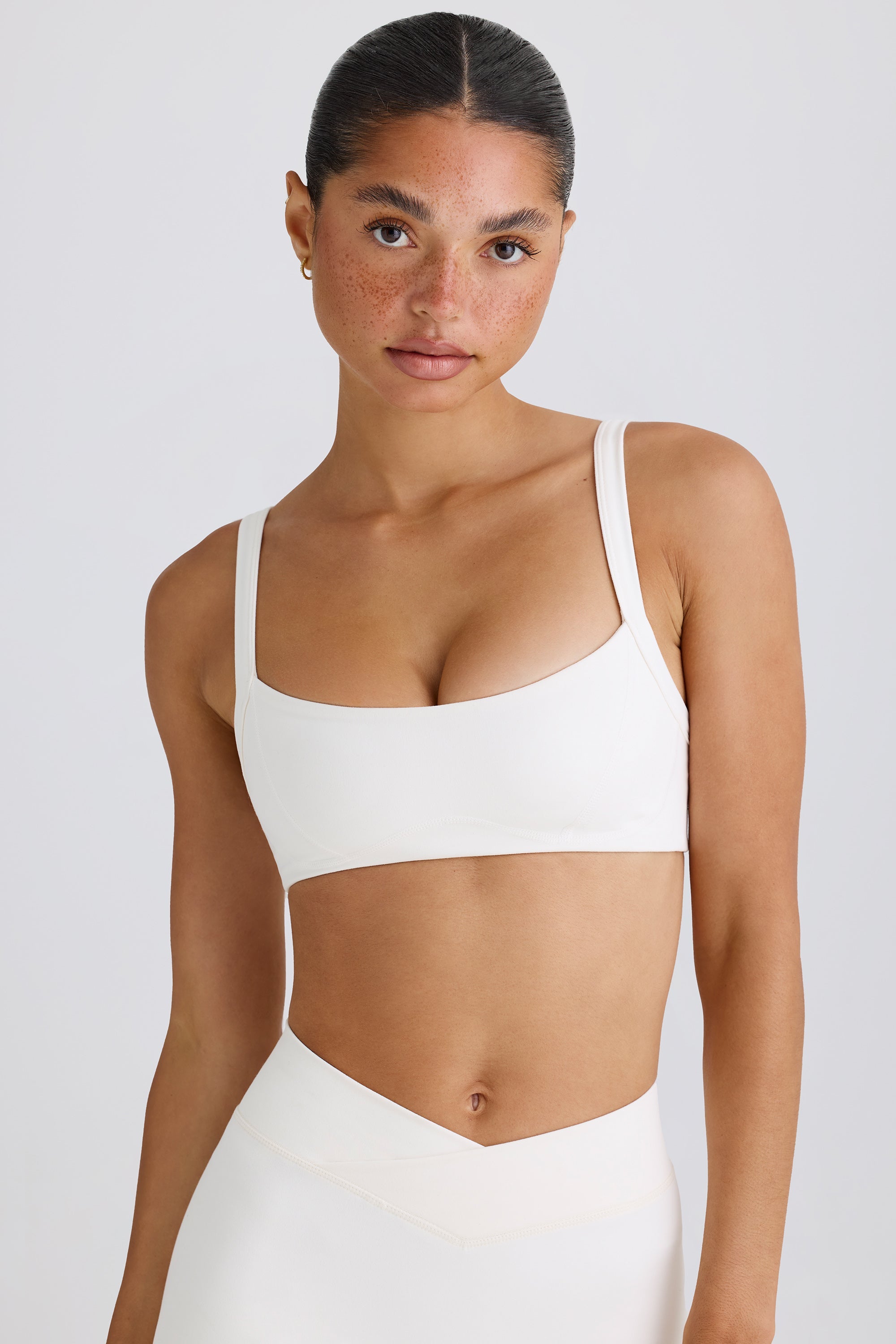 Jet Set Soft Active Contrast-Trim Sports Bra in White - Image 7