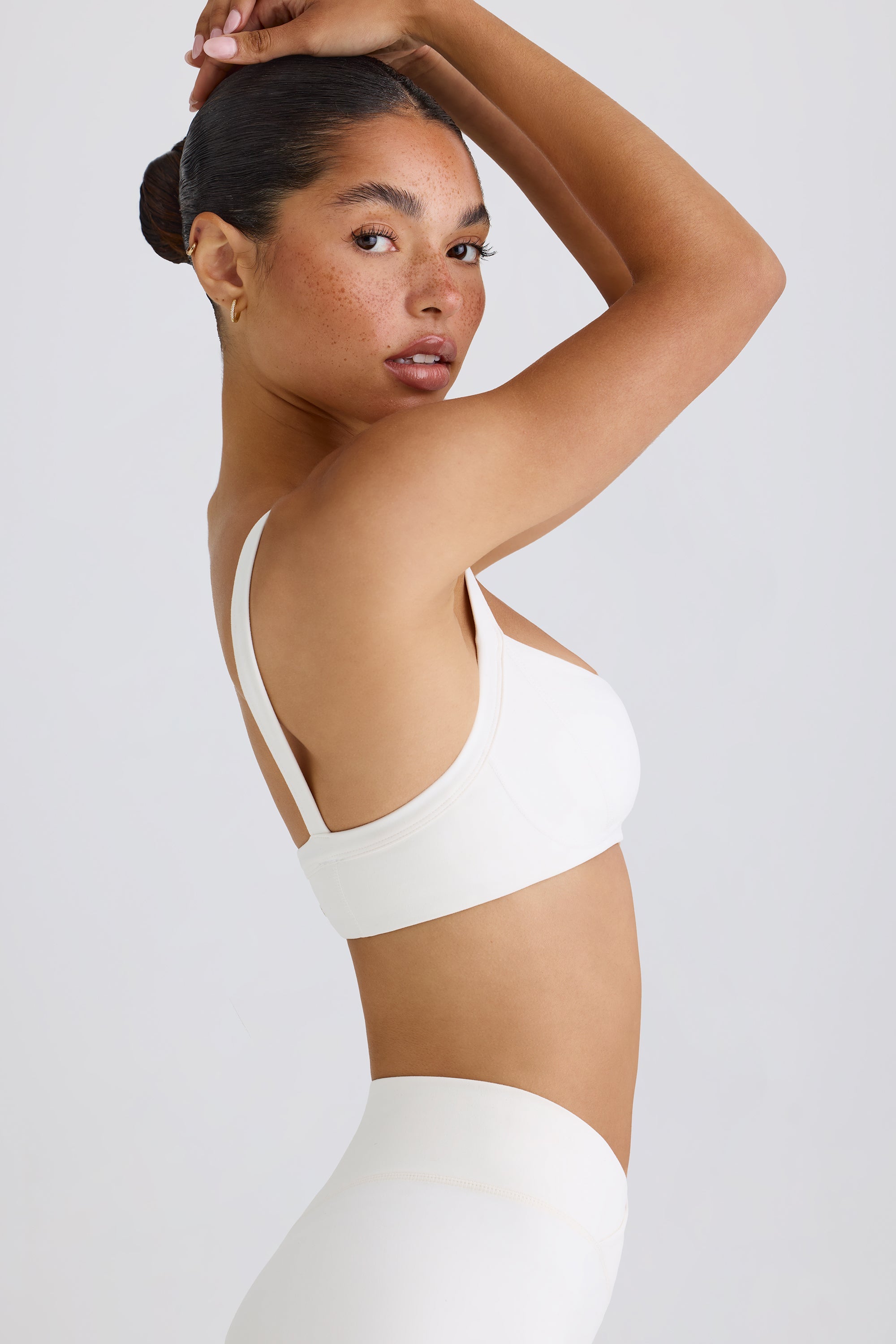 Jet Set Soft Active Contrast-Trim Sports Bra in White - Image 3