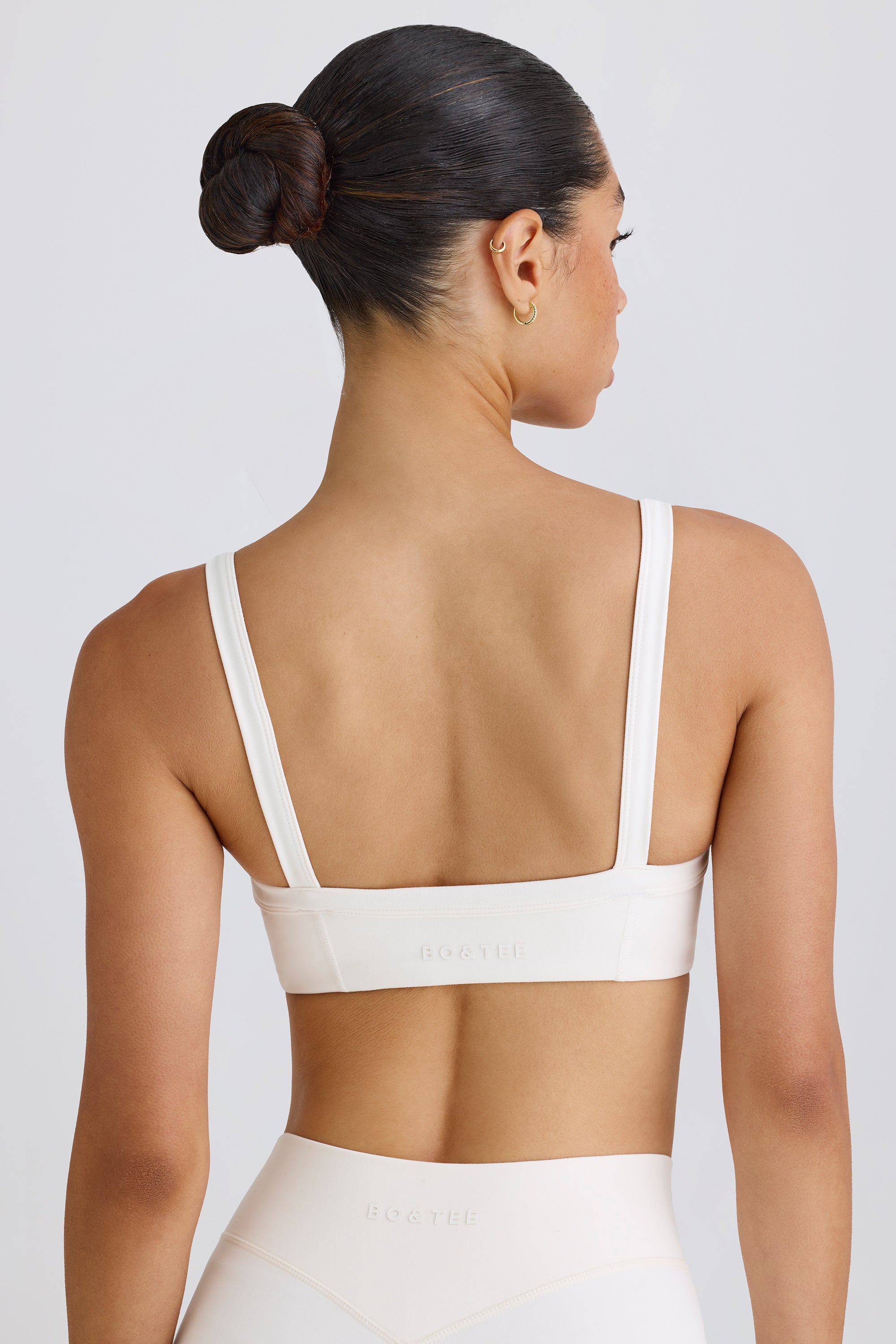 Jet Set Soft Active Contrast-Trim Sports Bra in White - Image 2
