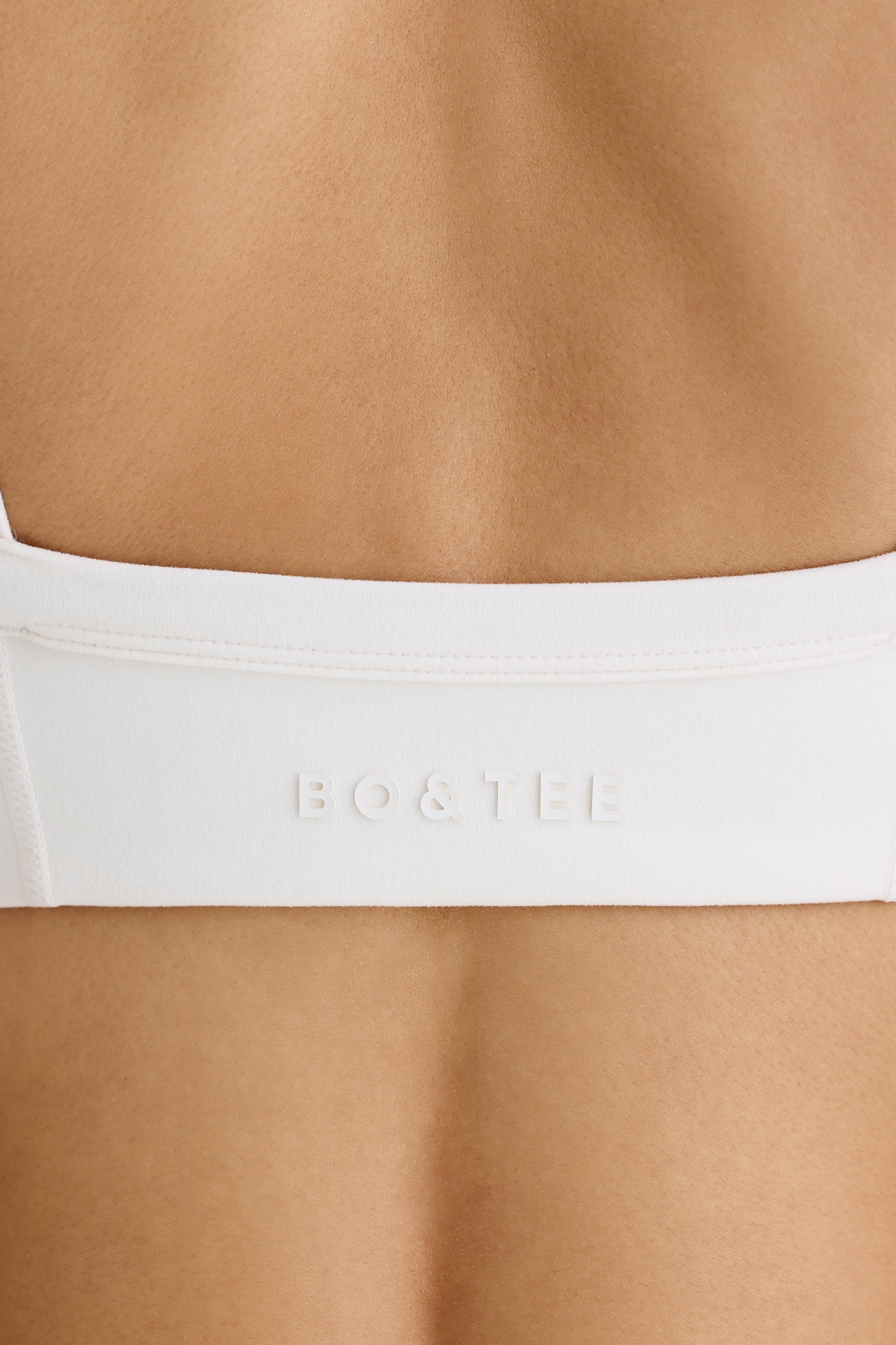 Jet Set Soft Active Contrast-Trim Sports Bra in White - Image 4