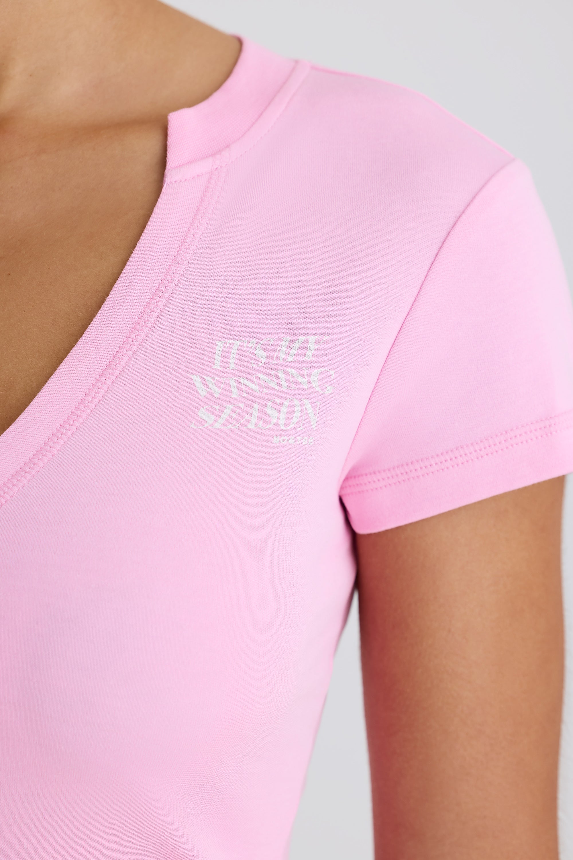 Jet Set Graphic-Print Cropped T-Shirt in Bubblegum Pink - Image 4