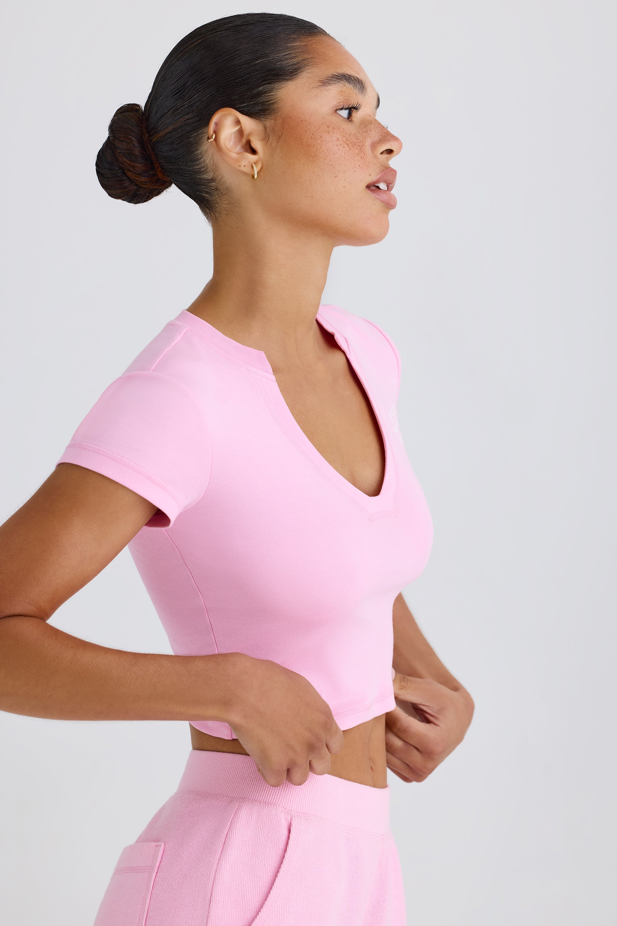 Jet Set Graphic-Print Cropped T-Shirt in Bubblegum Pink - Image 3