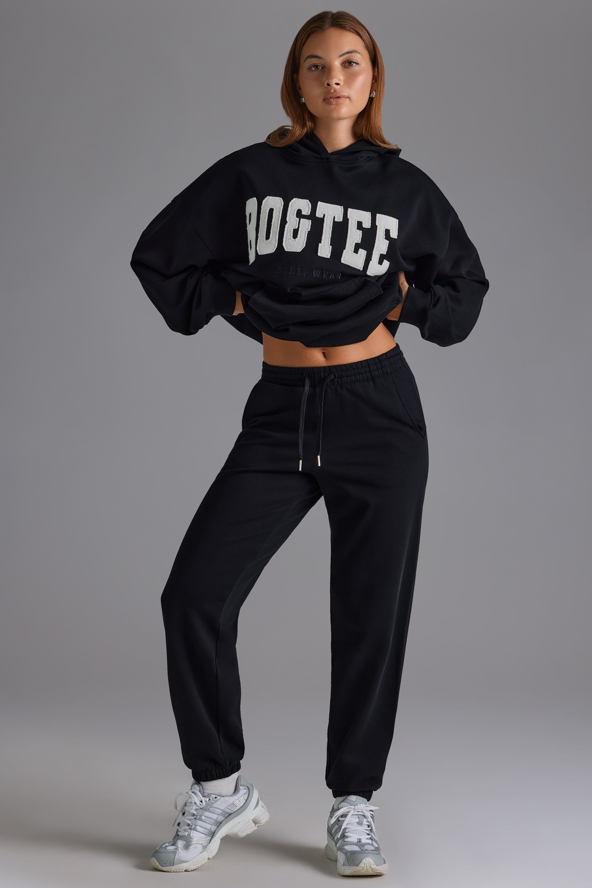 Relaxed Mid-Rise Joggers in Black - Image 6