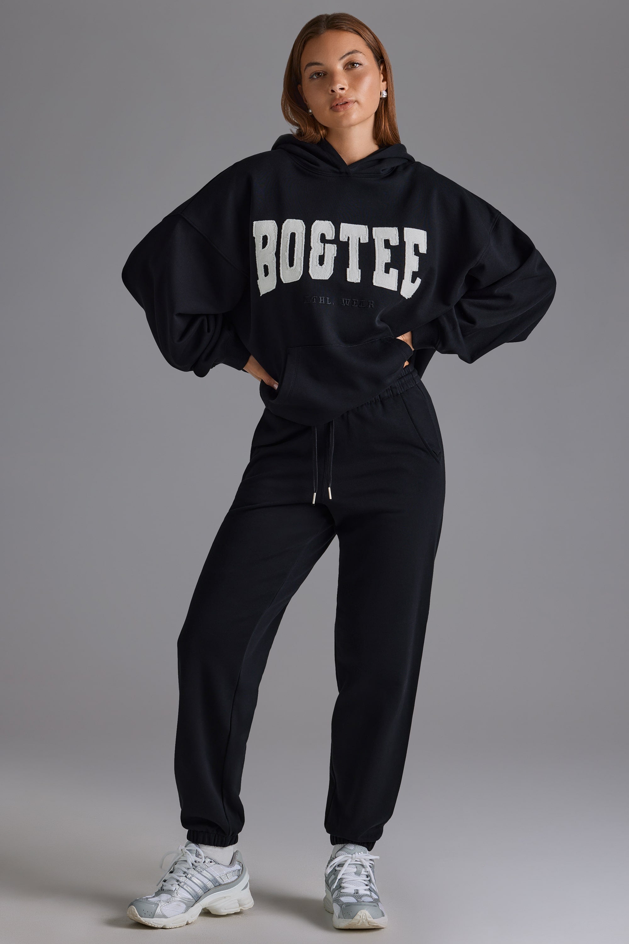 Relaxed Mid-Rise Joggers in Black - Image 7