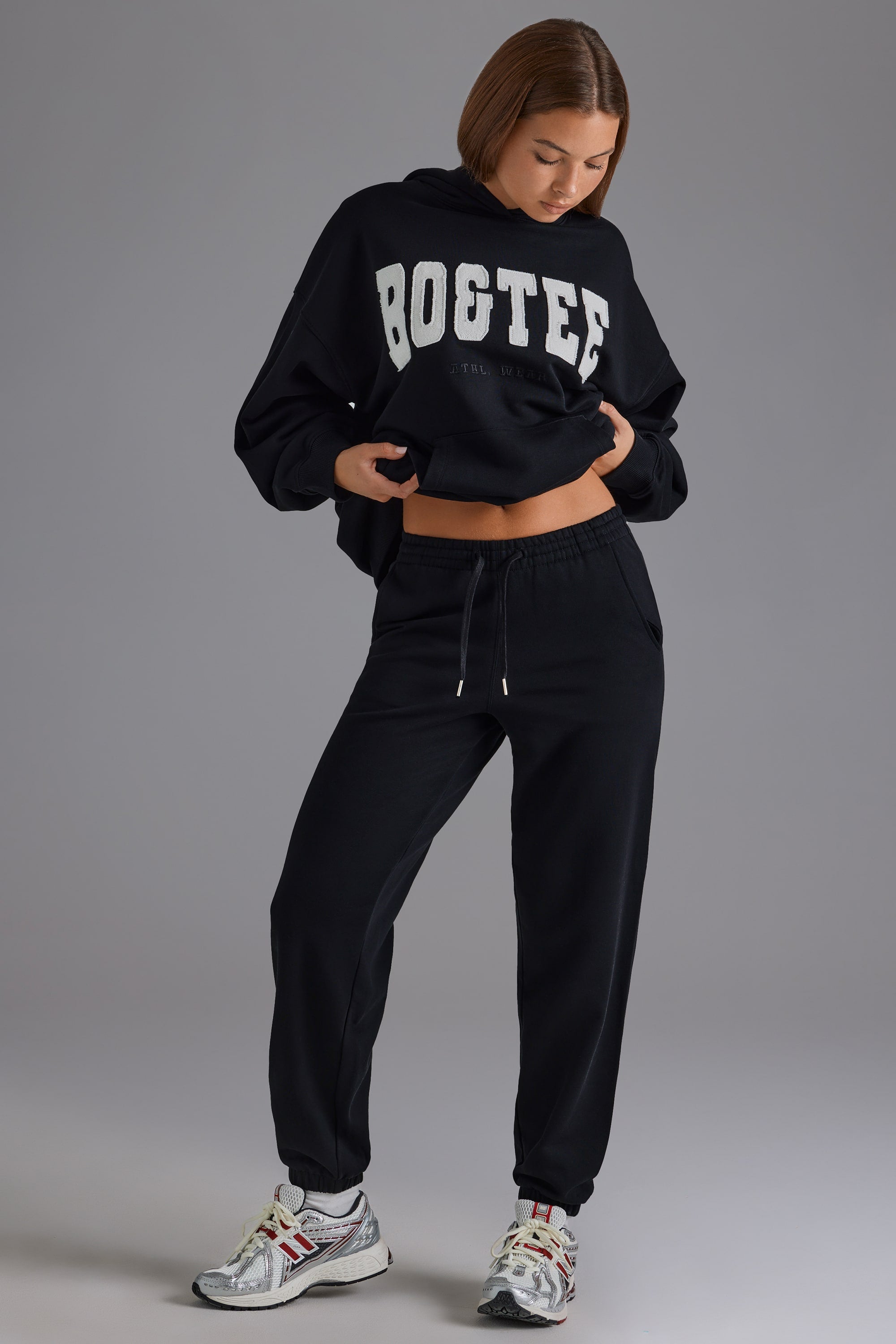 Relaxed Mid-Rise Joggers in Black - Image 8