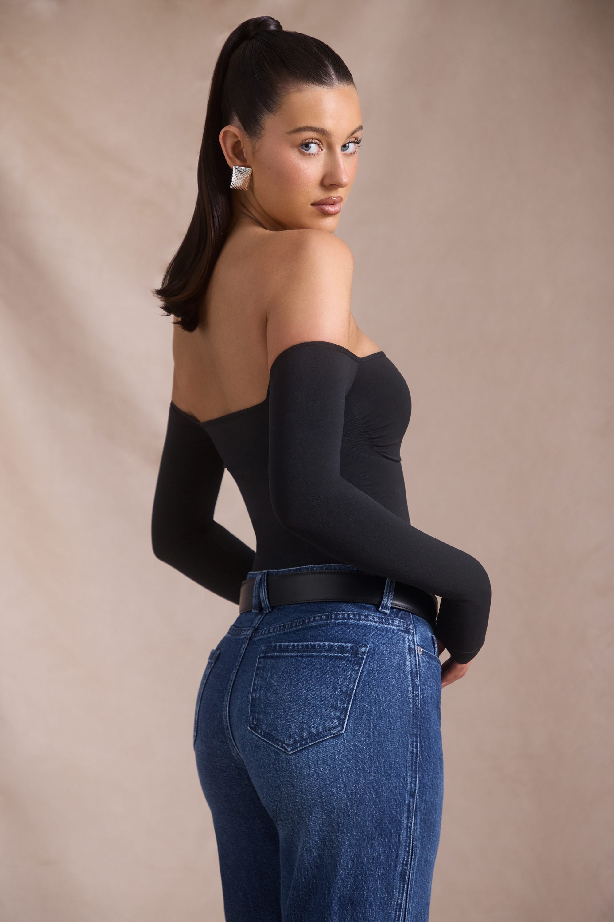 Pammie Seamless Off-Shoulder Long-Sleeve Bodysuit in Black - Image 4