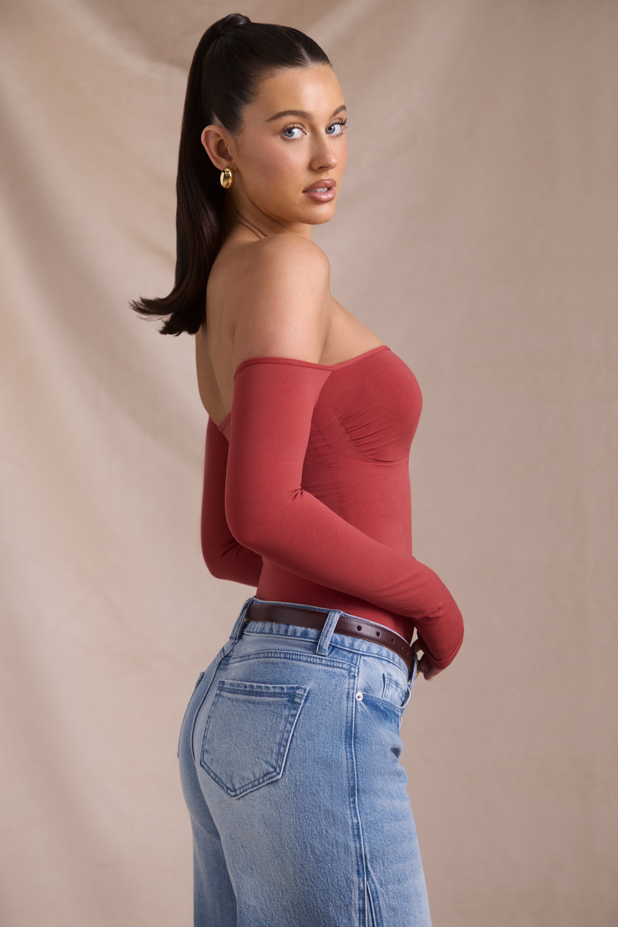 Pammie Seamless Off-Shoulder Long-Sleeve Bodysuit in Brick Red - Image 4