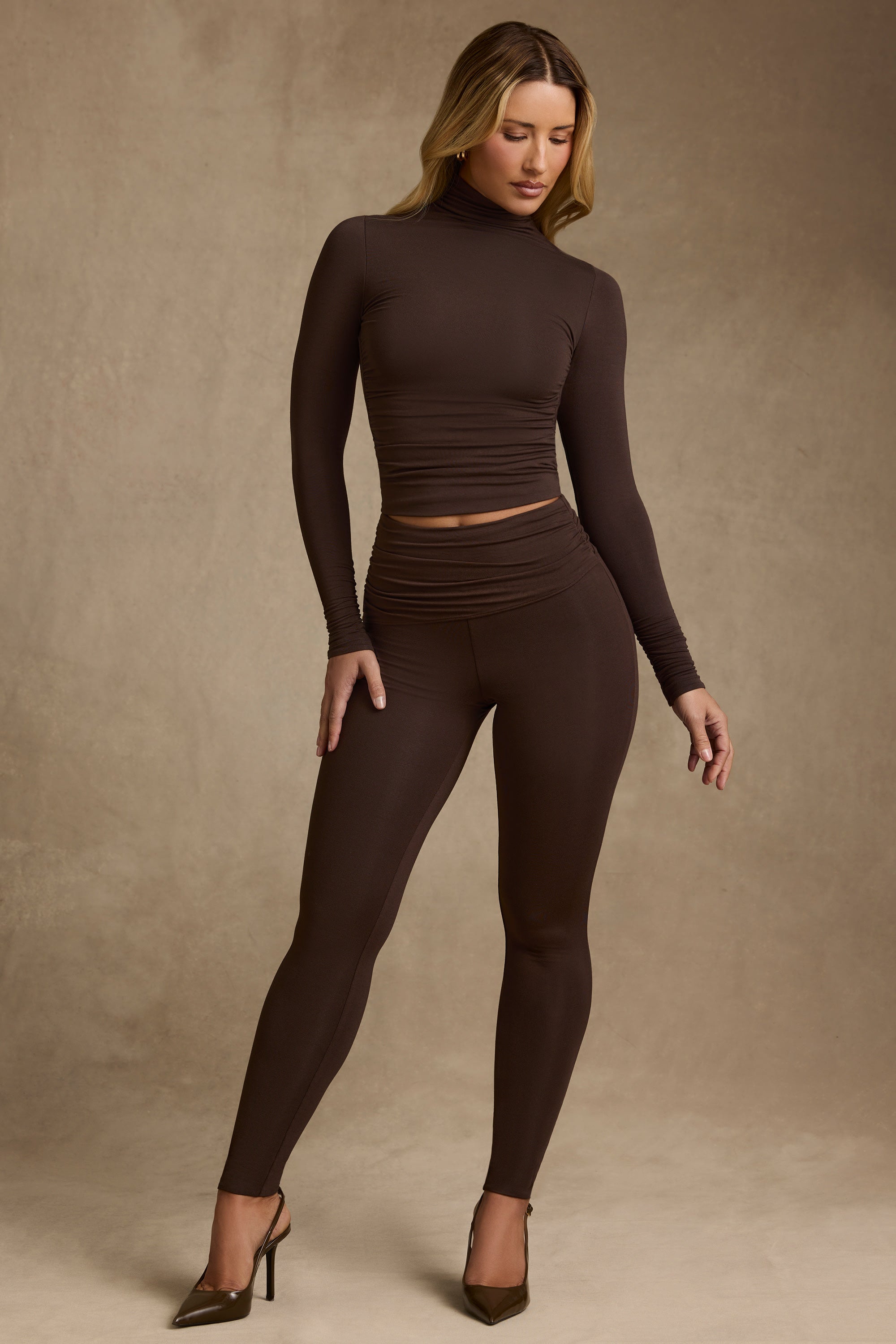 Yuka Modal Ruched Mid-Rise Leggings in Chocolate Brown - Image 5
