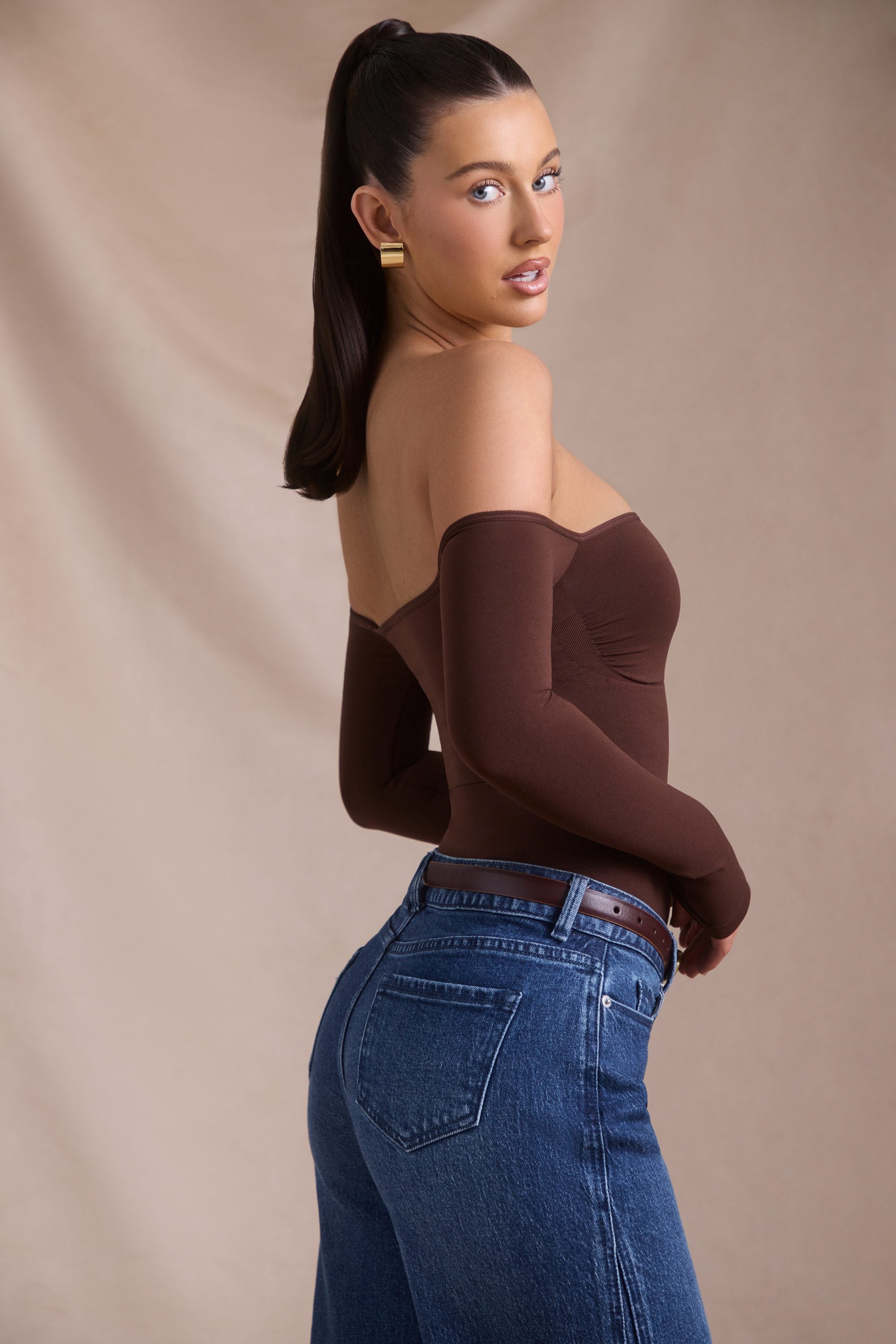 Pammie Seamless Off-Shoulder Long-Sleeve Bodysuit in Espresso - Image 4