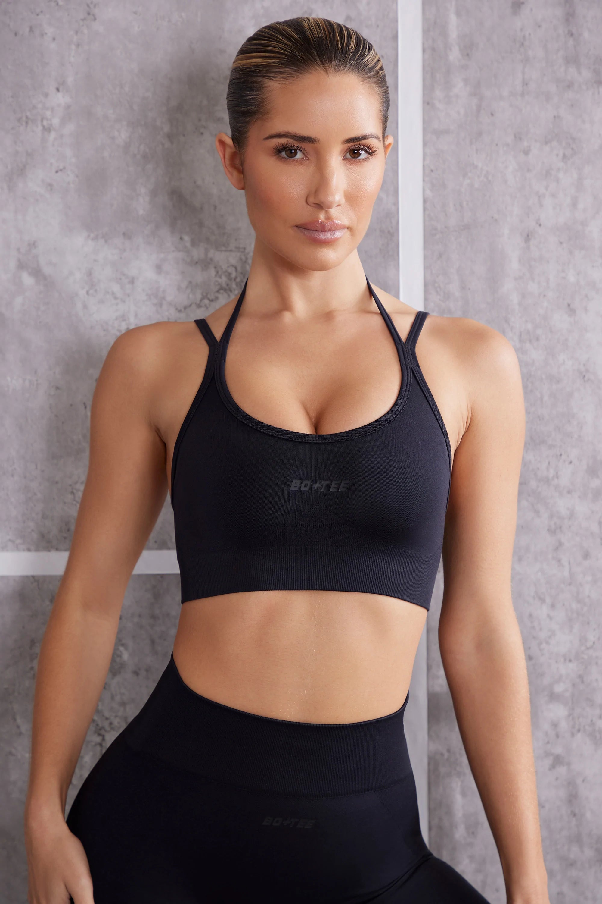Aligned Scoop Neck Sports Bra in Jet Black